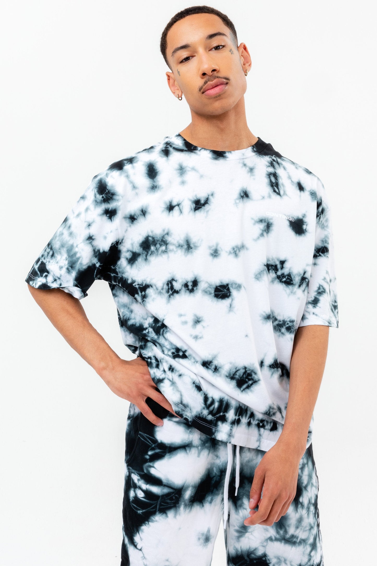 CONTINU8 WHITE BLACK OVERSIZED TIE DYE T-SHIRT