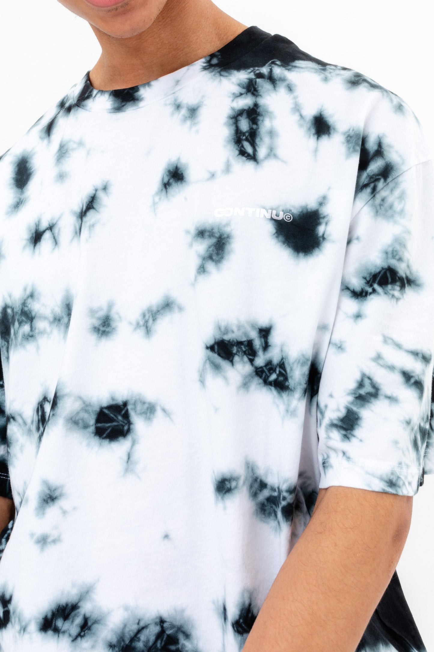 CONTINU8 WHITE BLACK OVERSIZED TIE DYE T-SHIRT