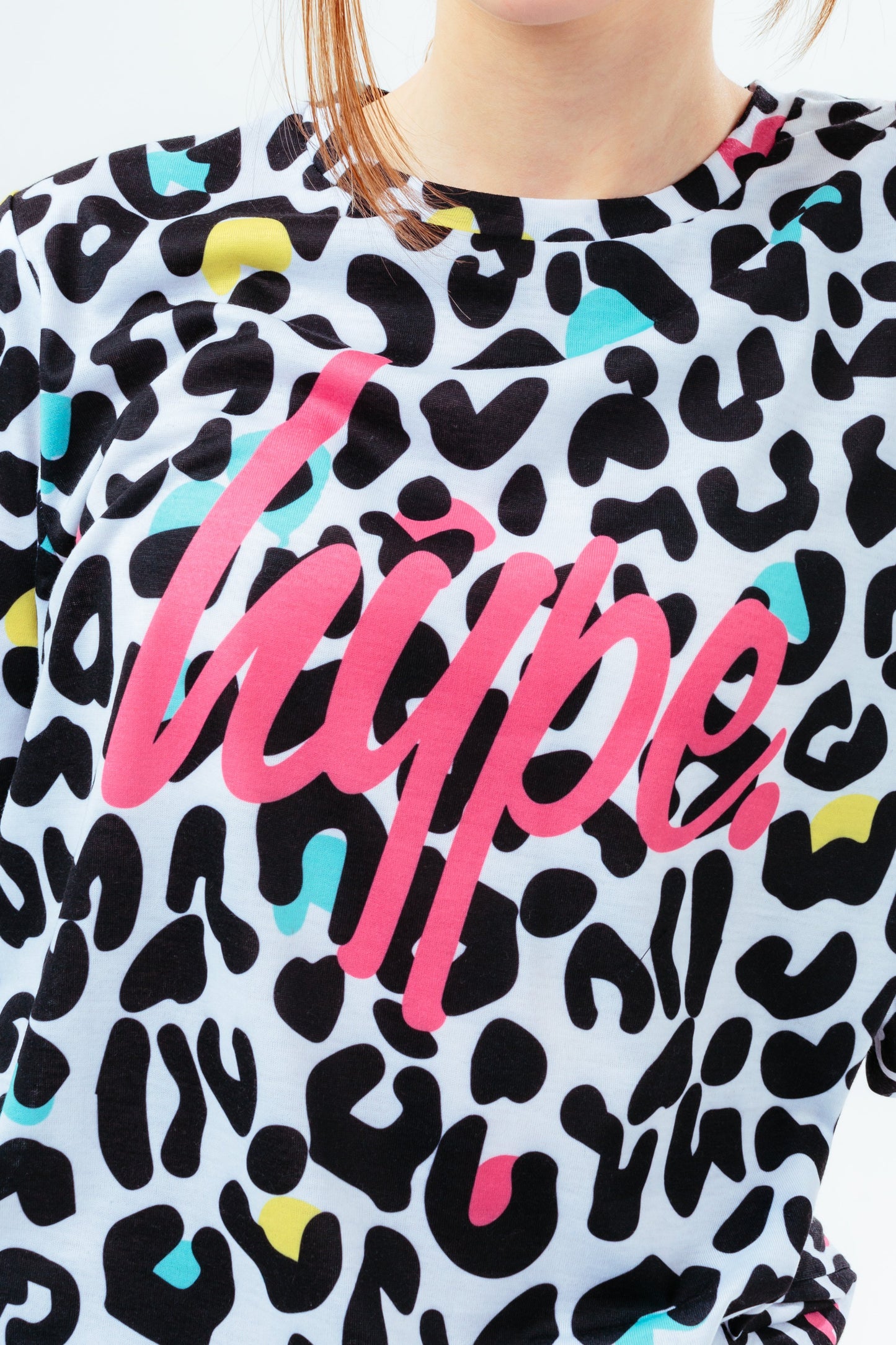 HYPE GIRLS MULTI LEOPARD SCRIPT LONG DISHED HEM T-SHIRT