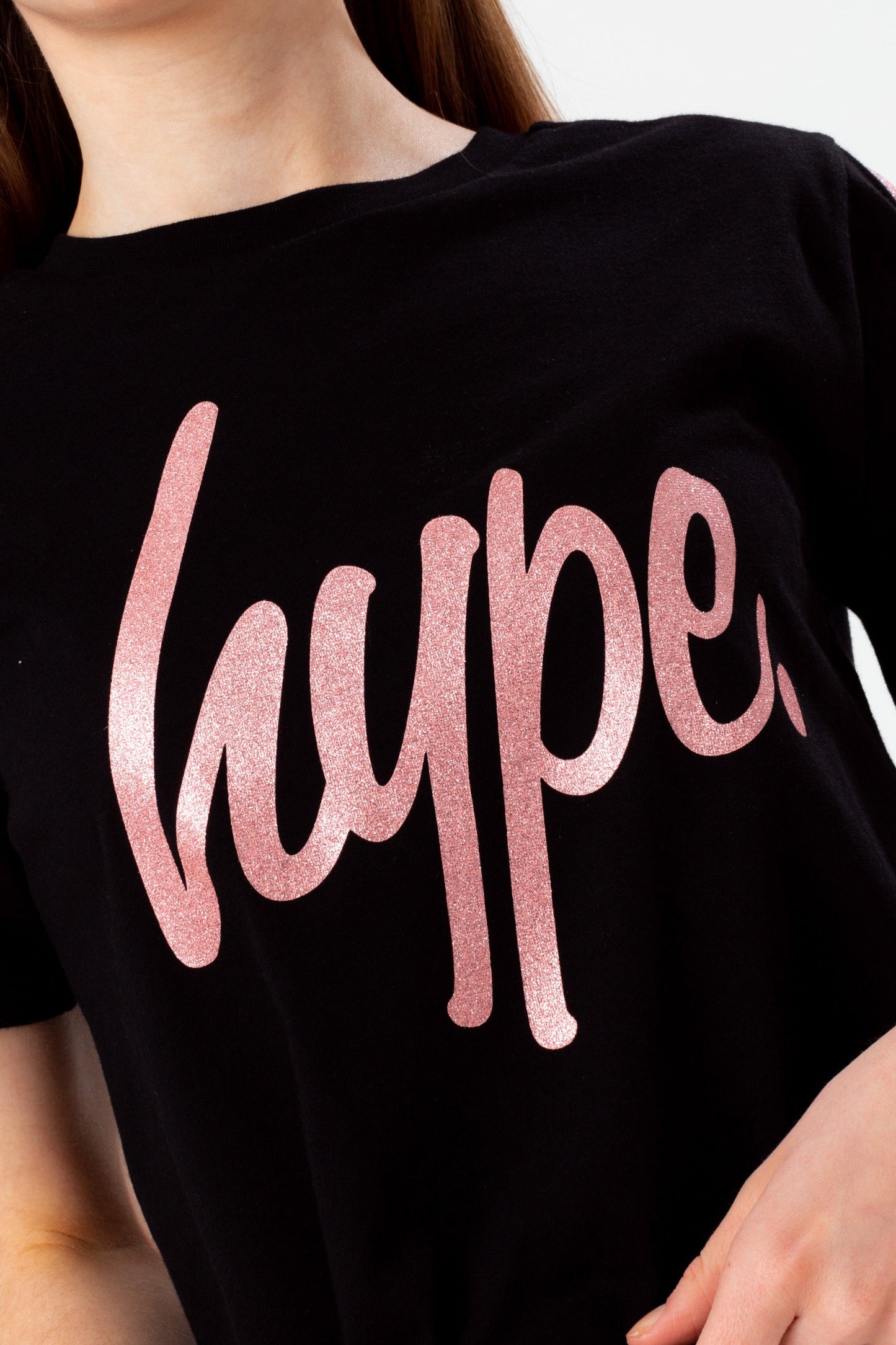 HYPE GIRLS BLACK PINK PANEL SCRIPT CROPPED T-SHIRT