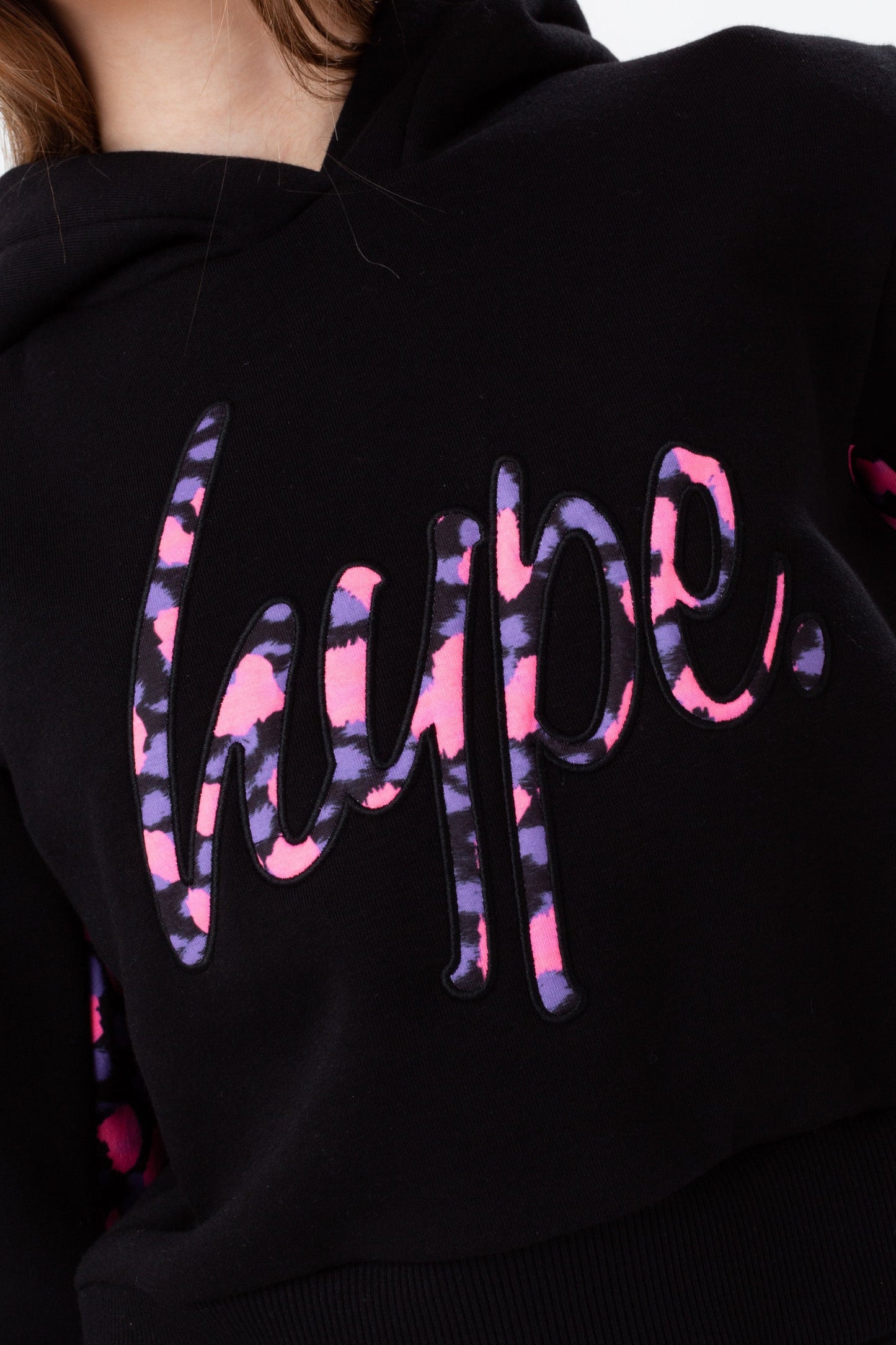 HYPE GIRLS BLACK NEON CHEETAH PANEL SCRIPT CROPPED HOODIE