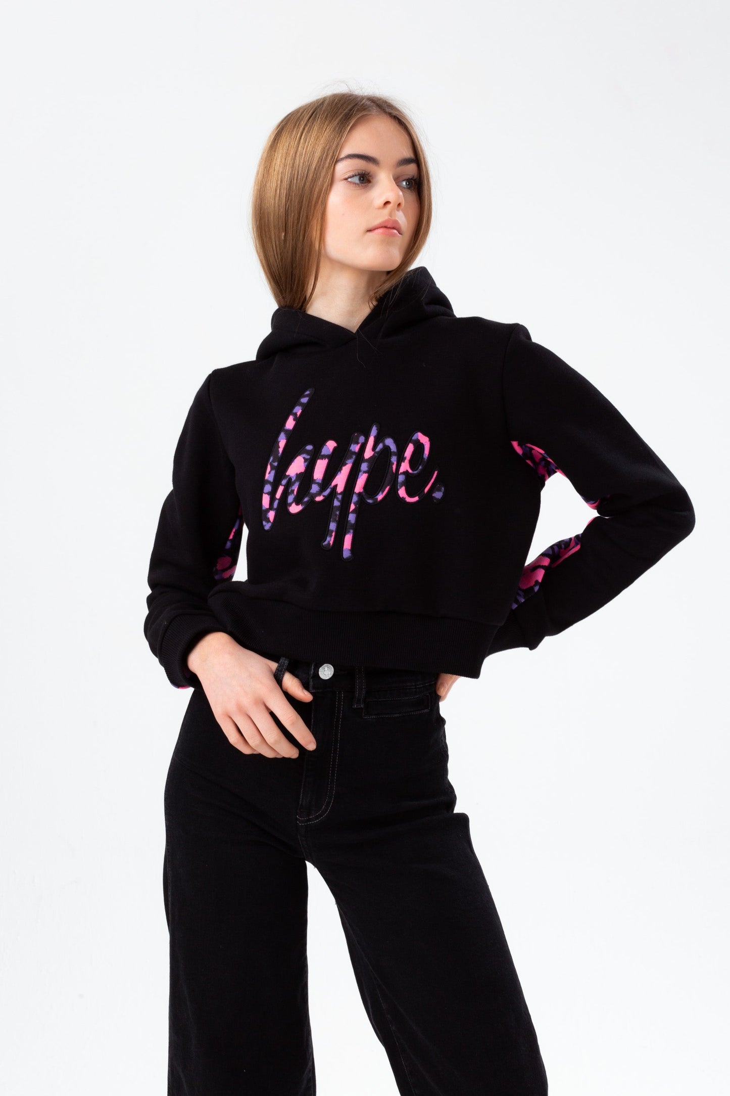 HYPE GIRLS BLACK NEON CHEETAH PANEL SCRIPT CROPPED HOODIE